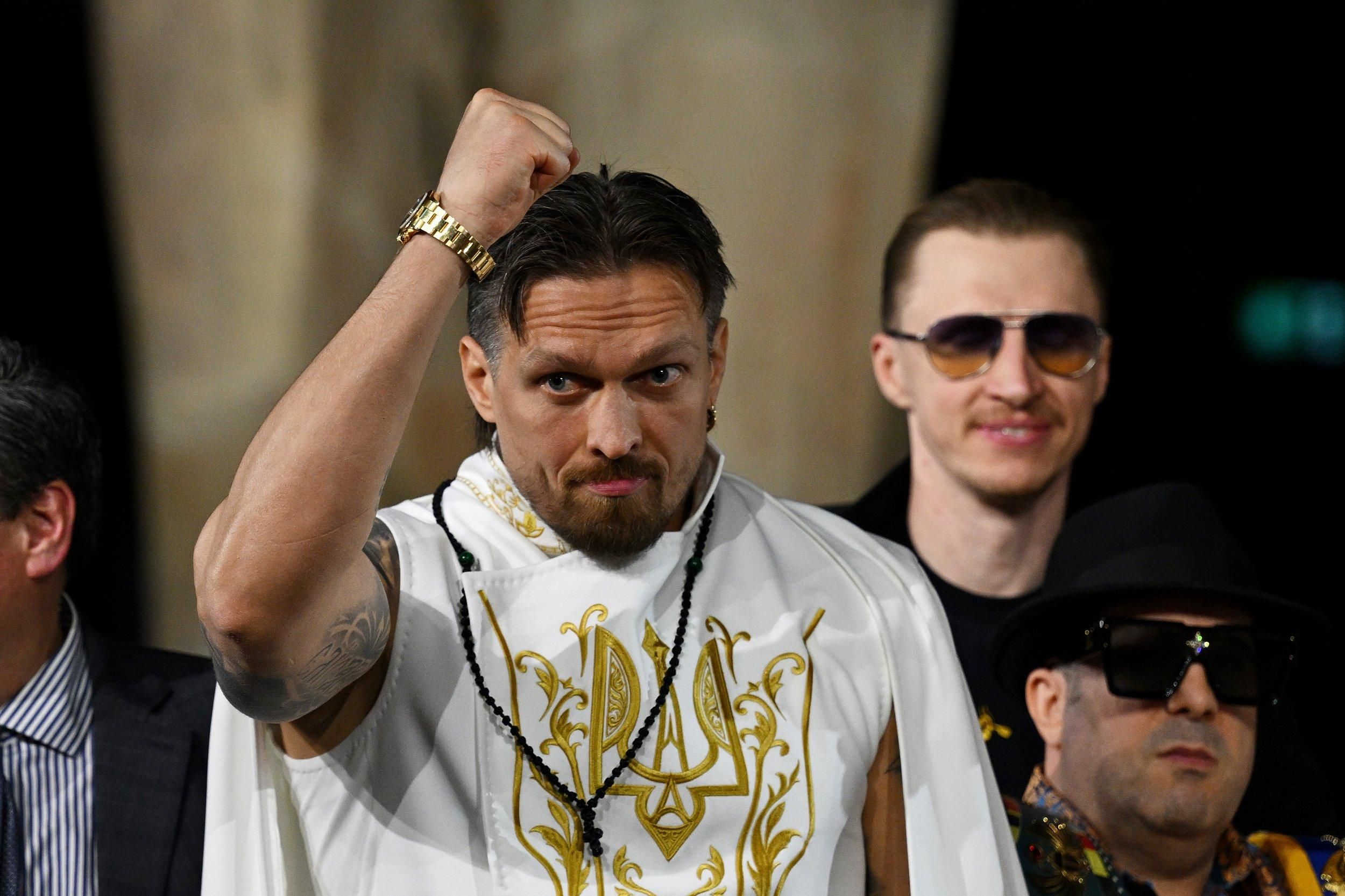 Усик отримав виклик від несподіваного суперника після відмови від всіх чемпіонсьх поясів
